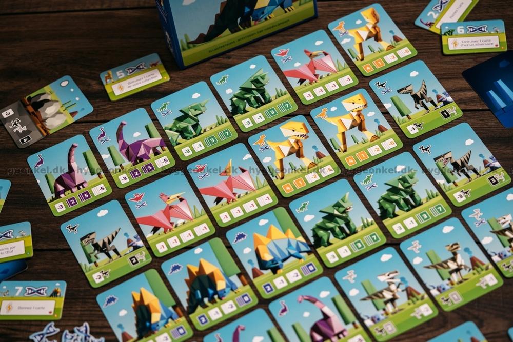 CUBOSAURS - Gioco Di Carte In Italiano | Colleziona Dinosauri E Bilancia Gli Ecosistemi | Per Bambini E Famiglie | Età 6+ | 2-4 Giocatori